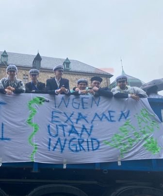 Examensflak på Grillska gymnasiet<br>juni 2024 Examensflak på Grillska gymnasiet<br>juni 2024